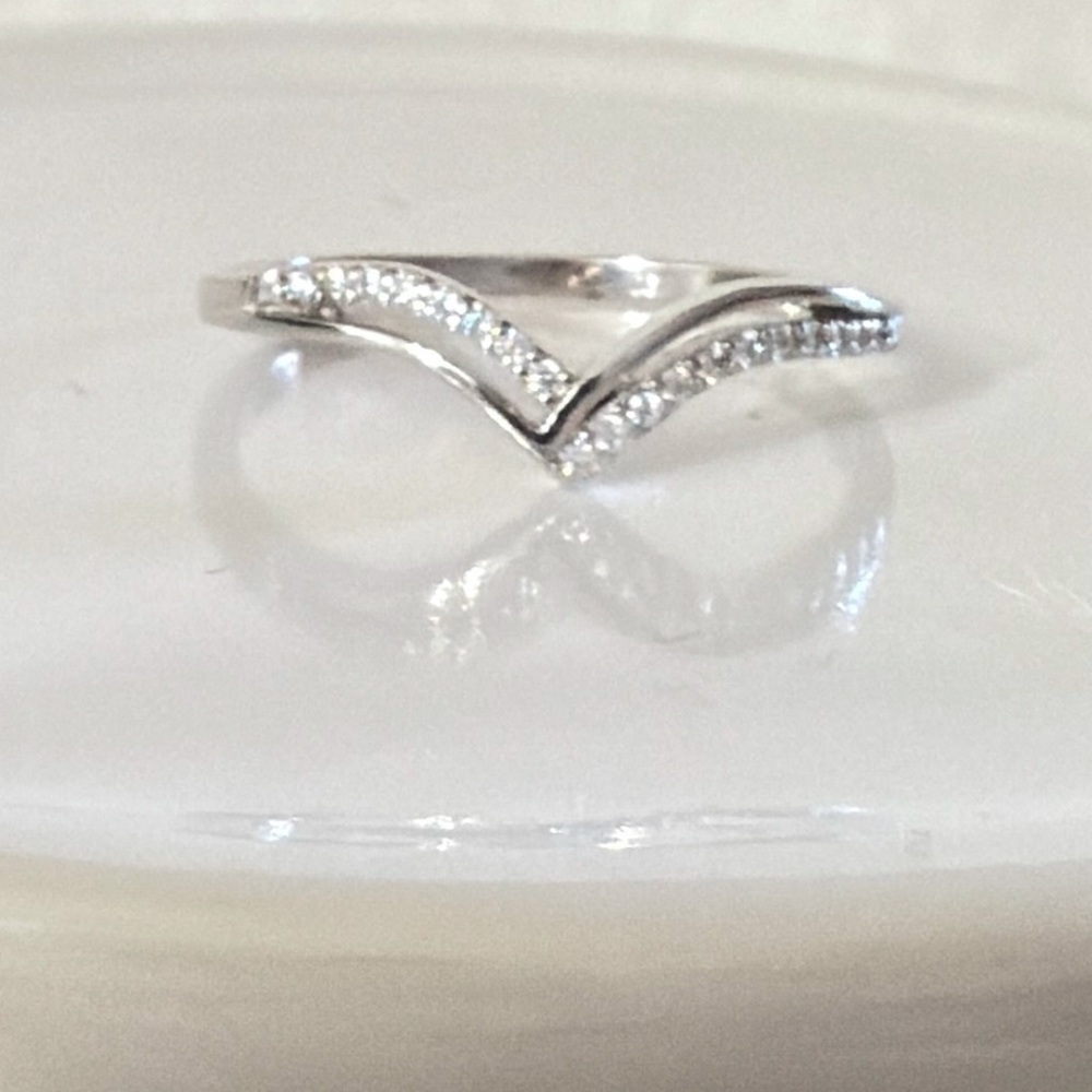 925 Sterling Silver Curved Ring with Sparkling Rhinestones